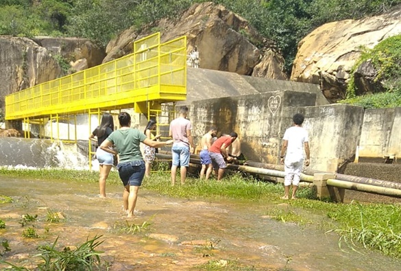 Banhista fica com perna presa em canos da barraginha em Livramento